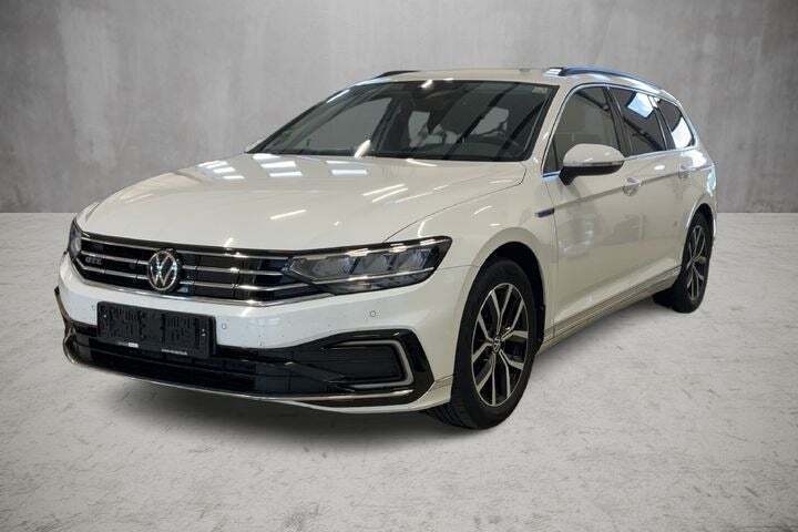 Hvid VW Passat fra 2021