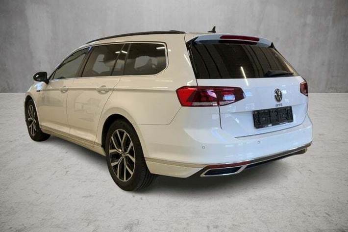Hvid VW Passat fra 2021