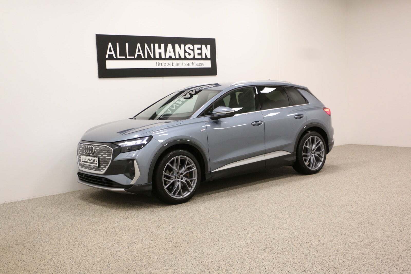 Blå Audi Q4 e-tron fra 2022 set udefra