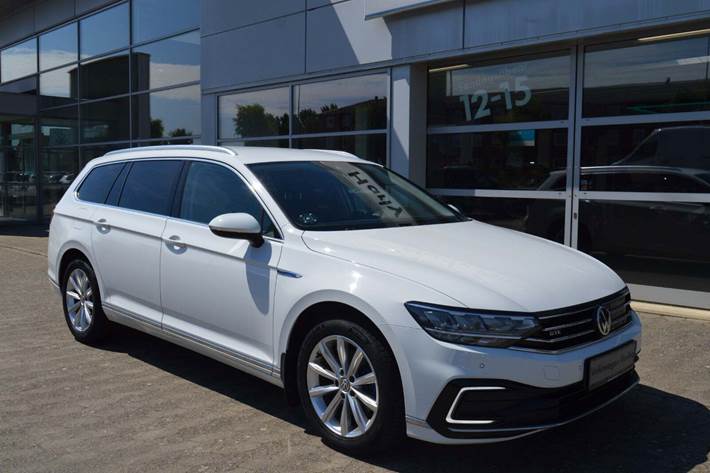 Hvid VW Passat fra 2020