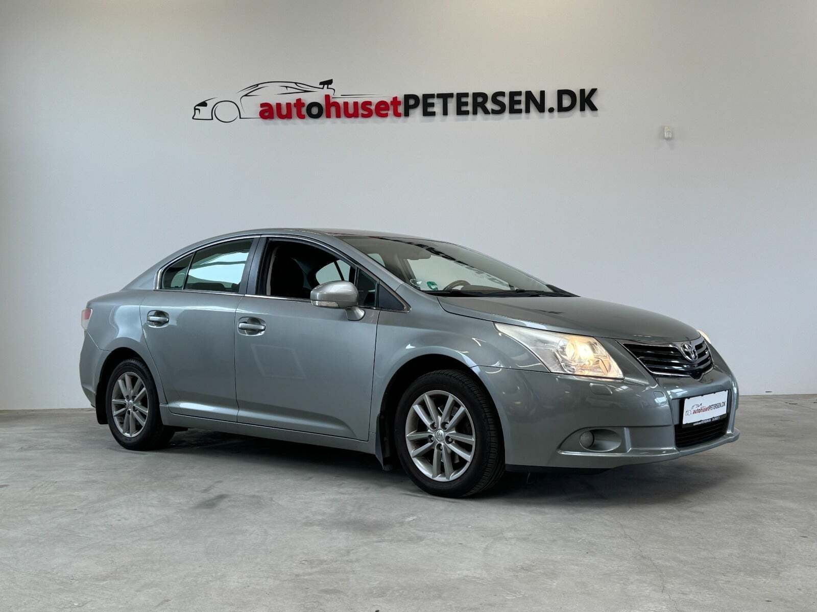 Grå Toyota Avensis fra 2009