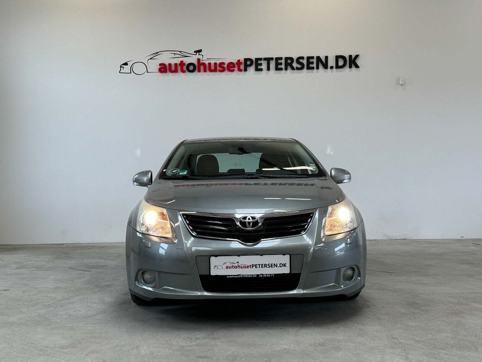 Grå Toyota Avensis fra 2009