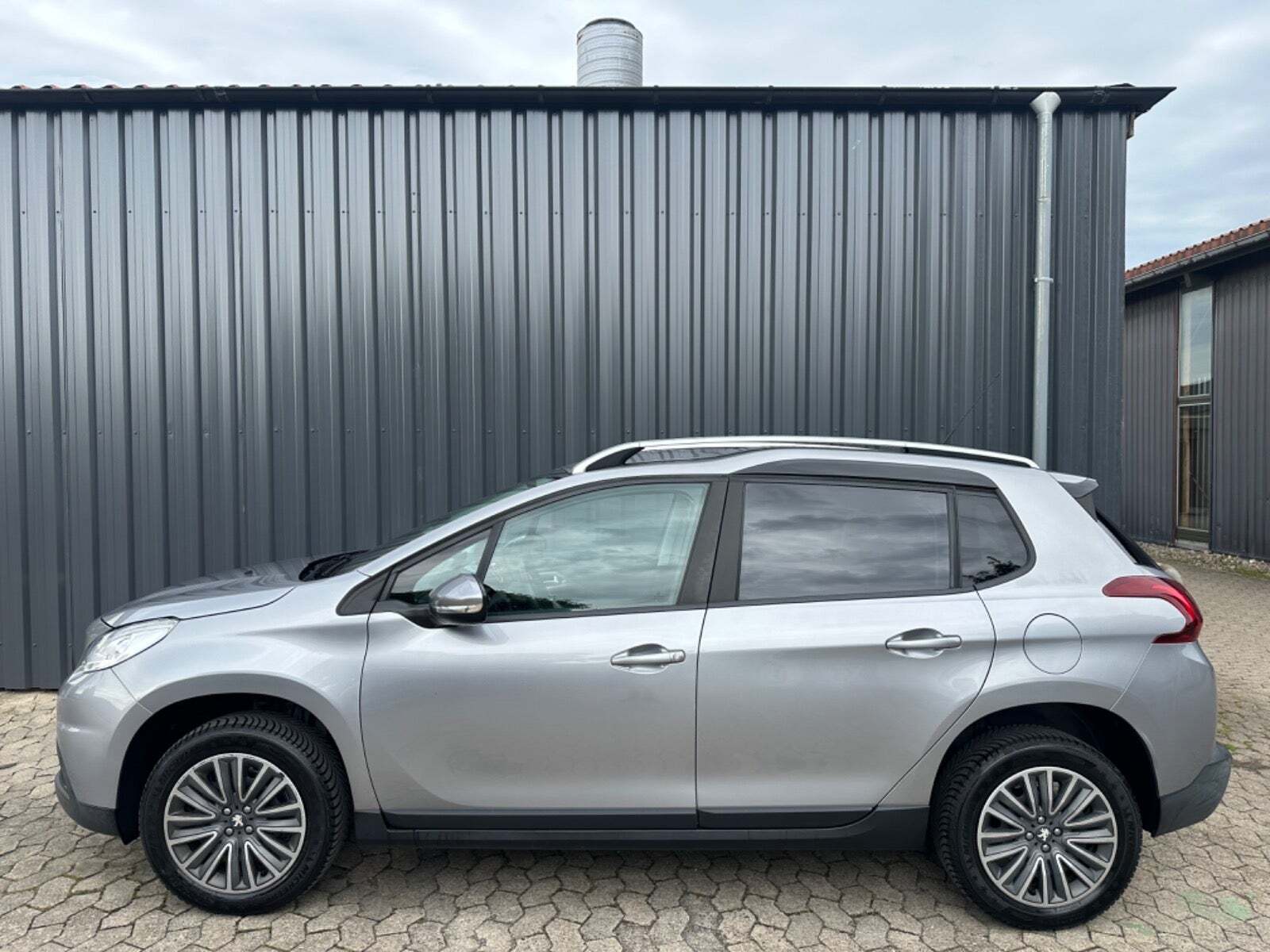 Grå Peugeot 2008 fra 2017