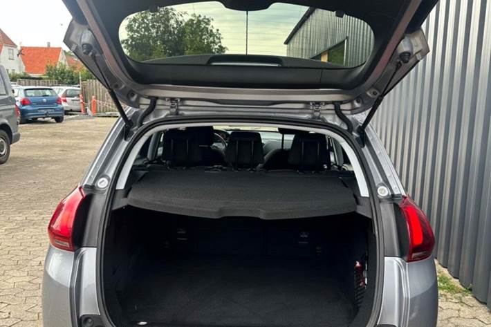 Grå Peugeot 2008 fra 2017