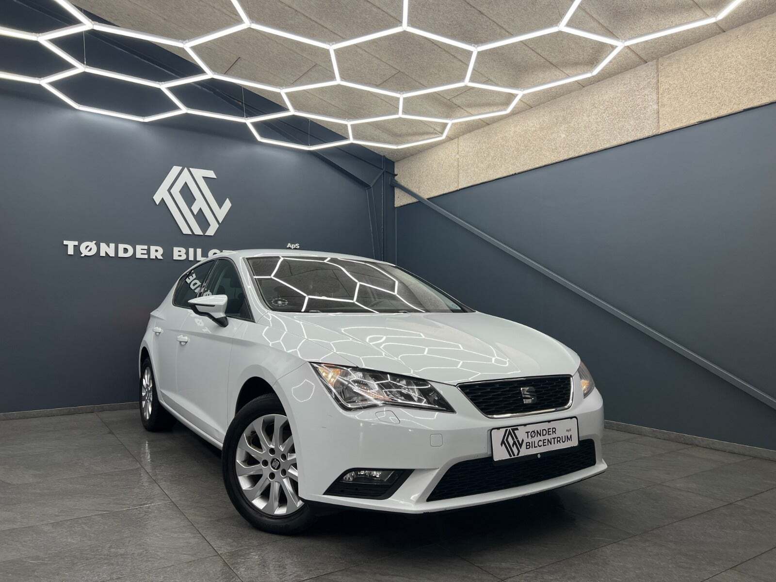 Hvid Seat Leon fra 2016 set udefra