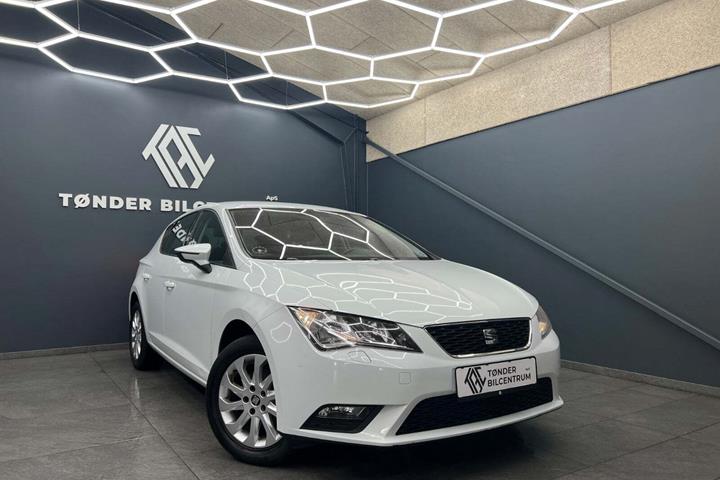Hvid Seat Leon fra 2016 set udefra