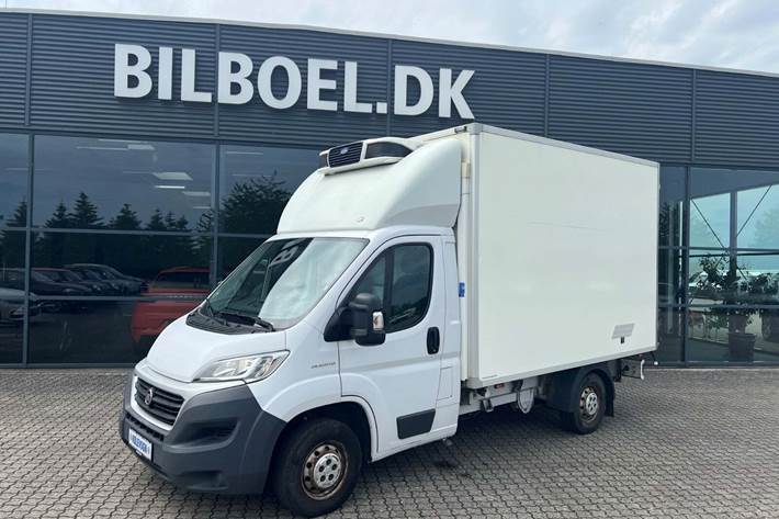 Hvid Fiat Ducato 35 fra 2017 set udefra