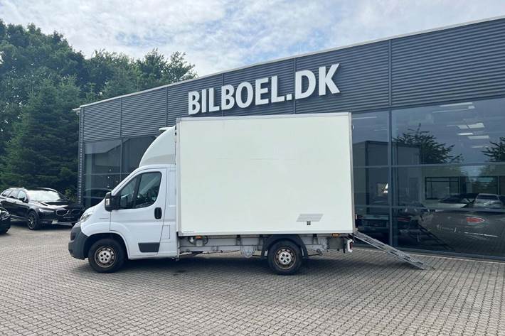 Hvid Fiat Ducato 35 fra 2017 set udefra