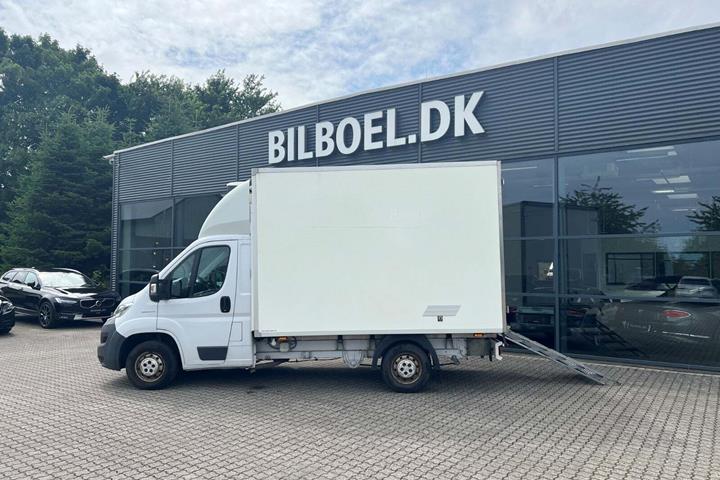 Hvid Fiat Ducato 35 fra 2017 set udefra