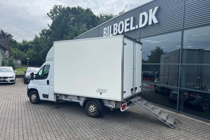 Hvid Fiat Ducato 35 fra 2017 set udefra