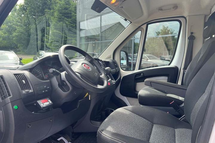 Hvid Fiat Ducato 35 fra 2017 set indefra