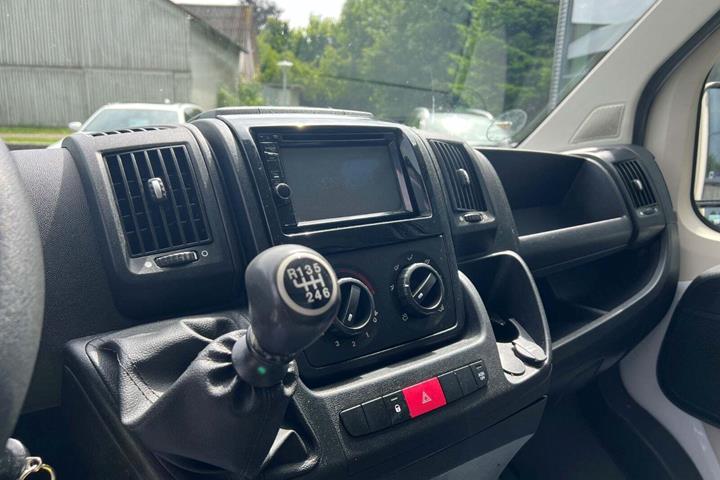 Hvid Fiat Ducato 35 fra 2017 set indefra