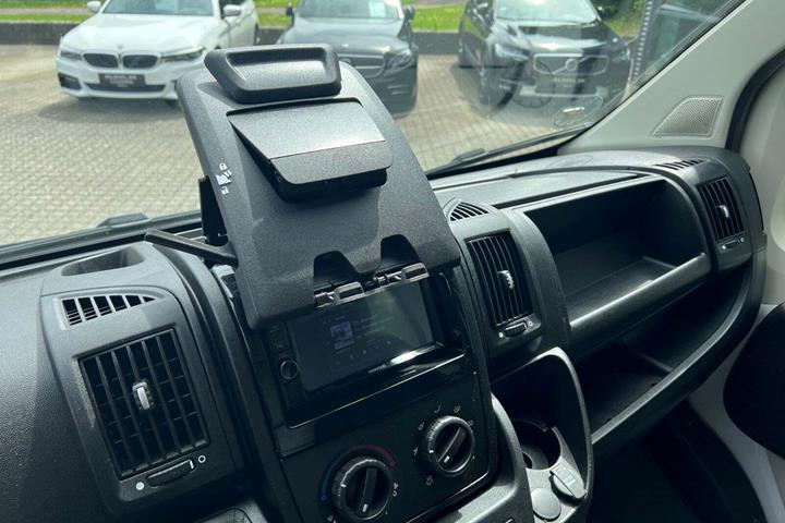 Hvid Fiat Ducato 35 fra 2017 set indefra