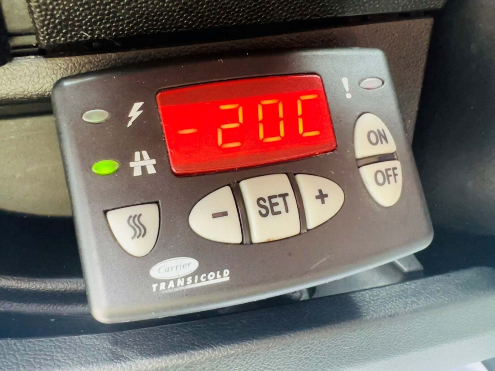 Hvid Fiat Ducato 35 fra 2017 set indefra