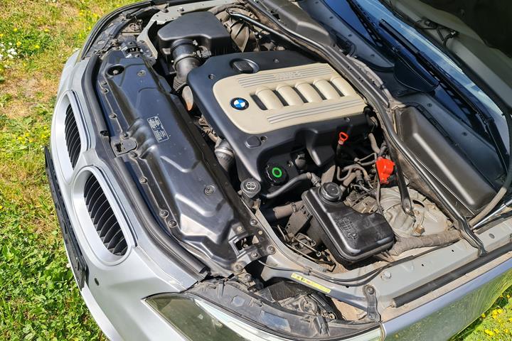 Sølv BMW 535d fra 2005