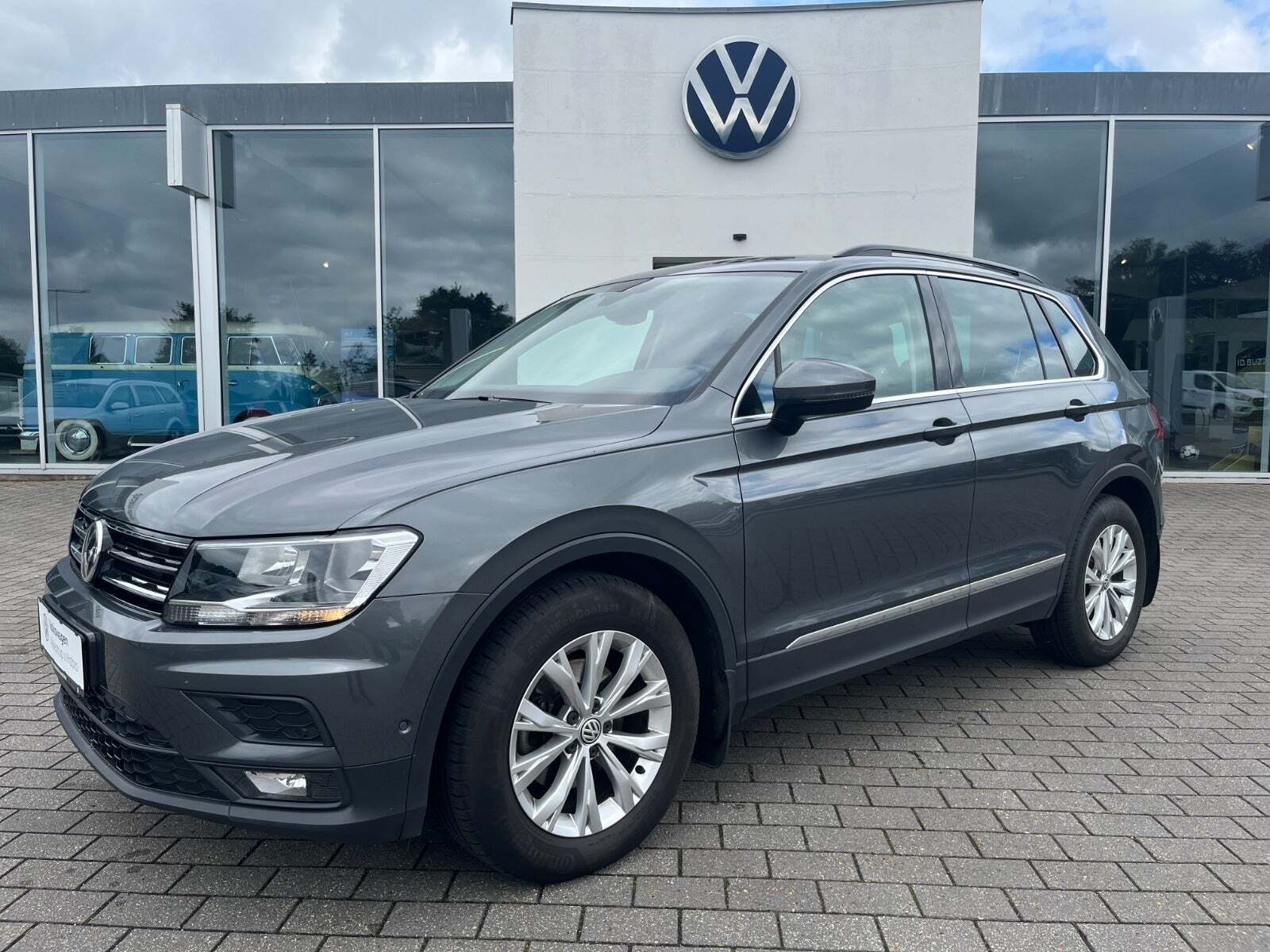 Grå VW Tiguan fra 2019