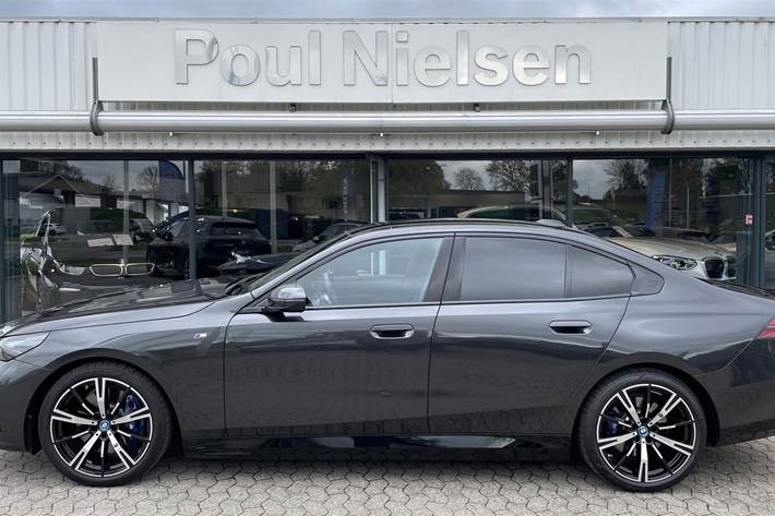 Grå BMW i5 fra 2023 set udefra