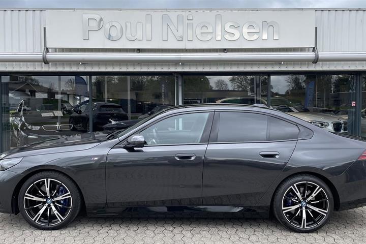Grå BMW i5 fra 2023 set udefra