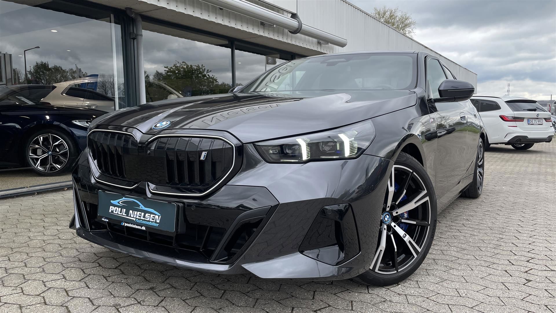 Grå BMW i5 fra 2023 set udefra