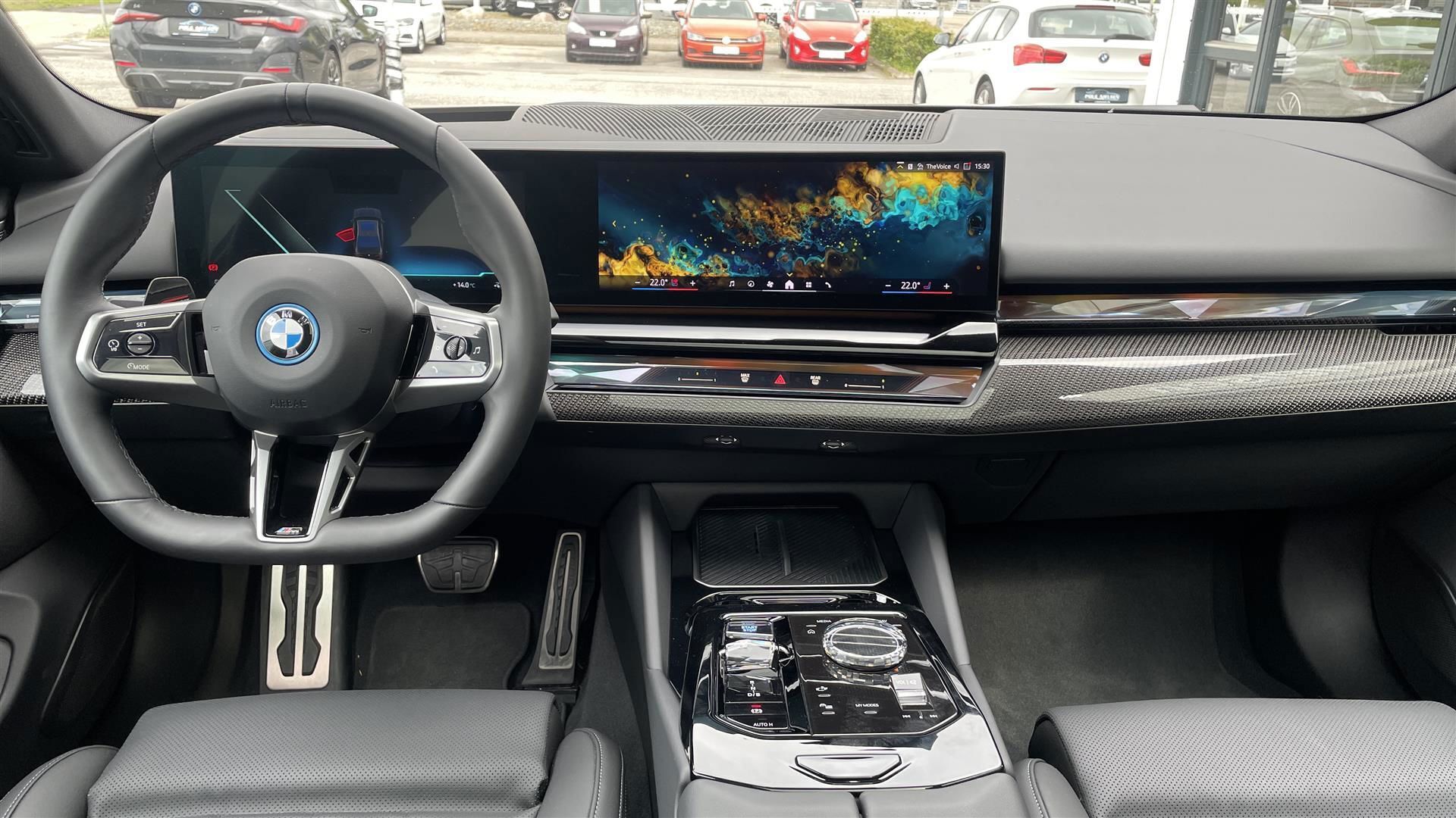 Grå BMW i5 fra 2023