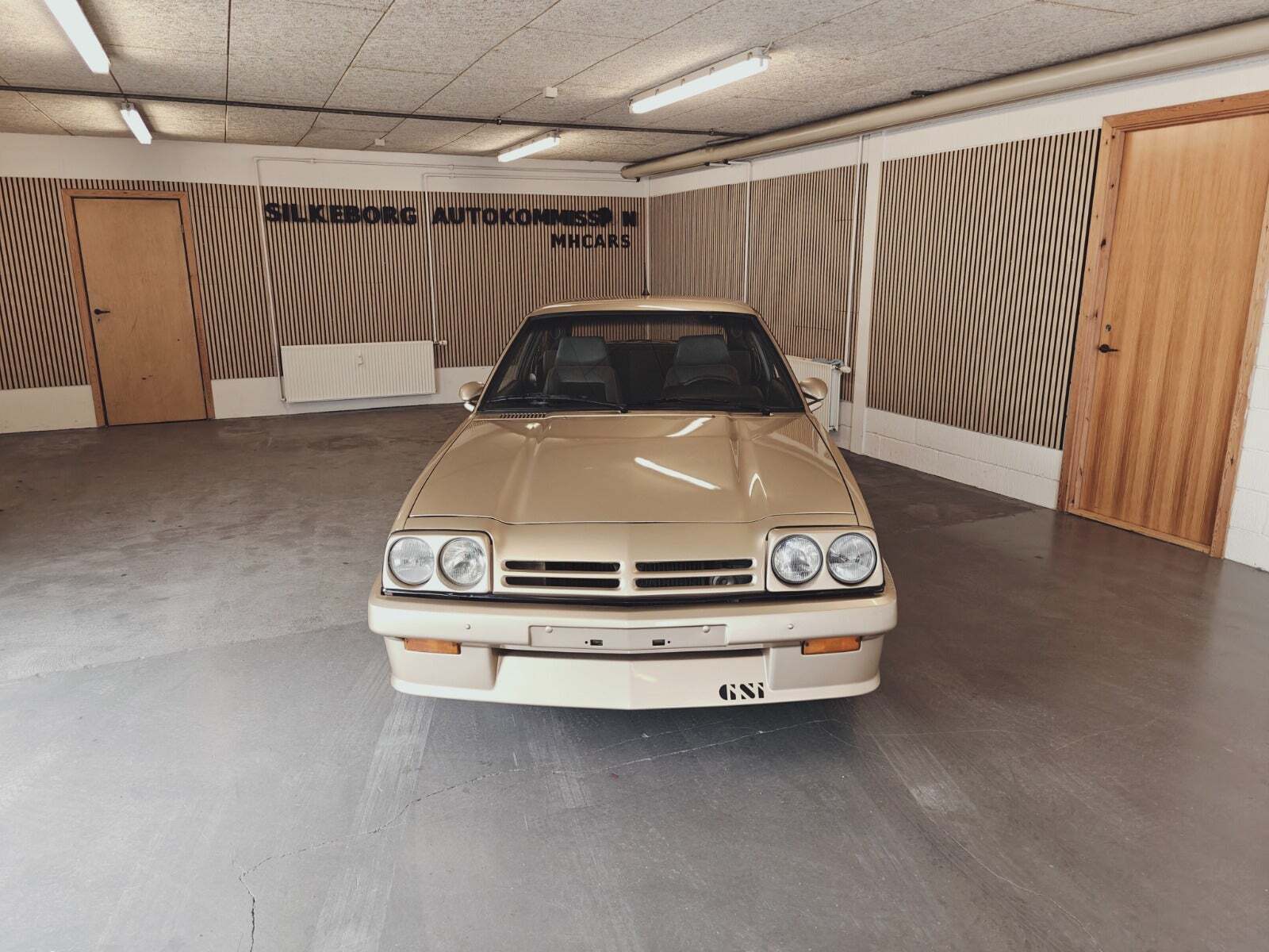 Gul Opel Manta fra 1986