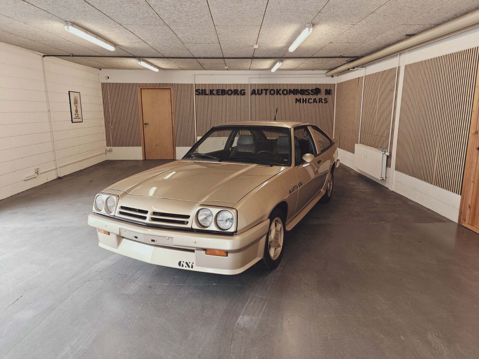 Gul Opel Manta fra 1986