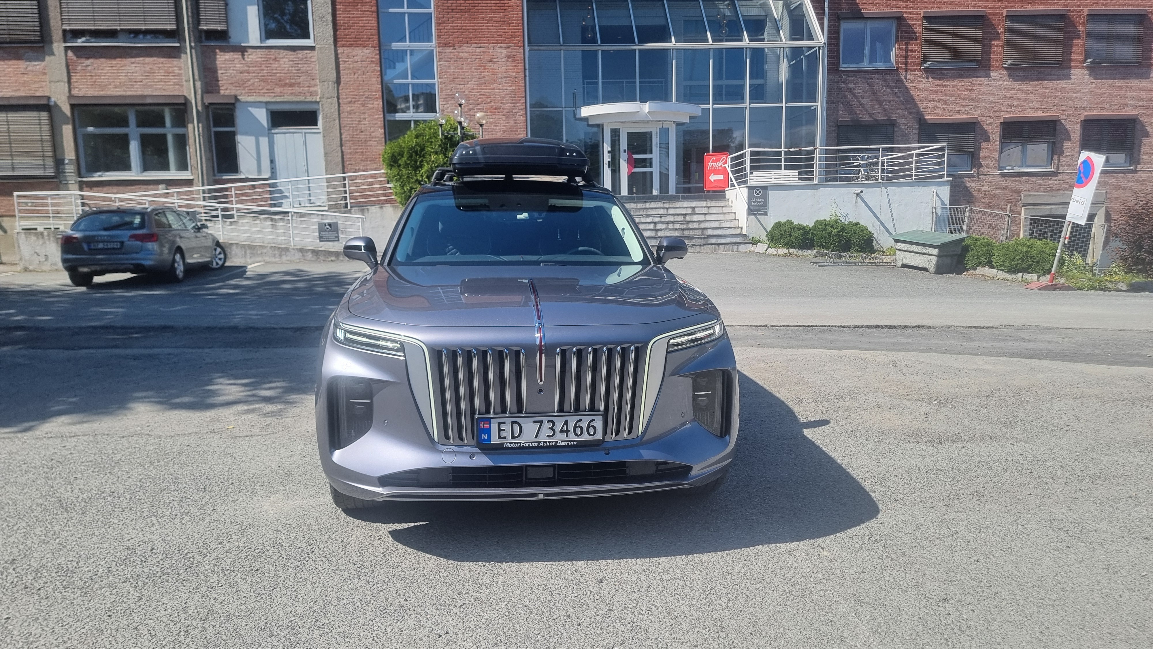 Hongqi E-HS9 Exclusive