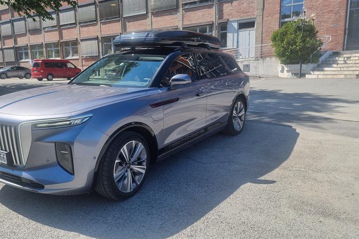 Grå Hongqi E-HS9 fra 2022