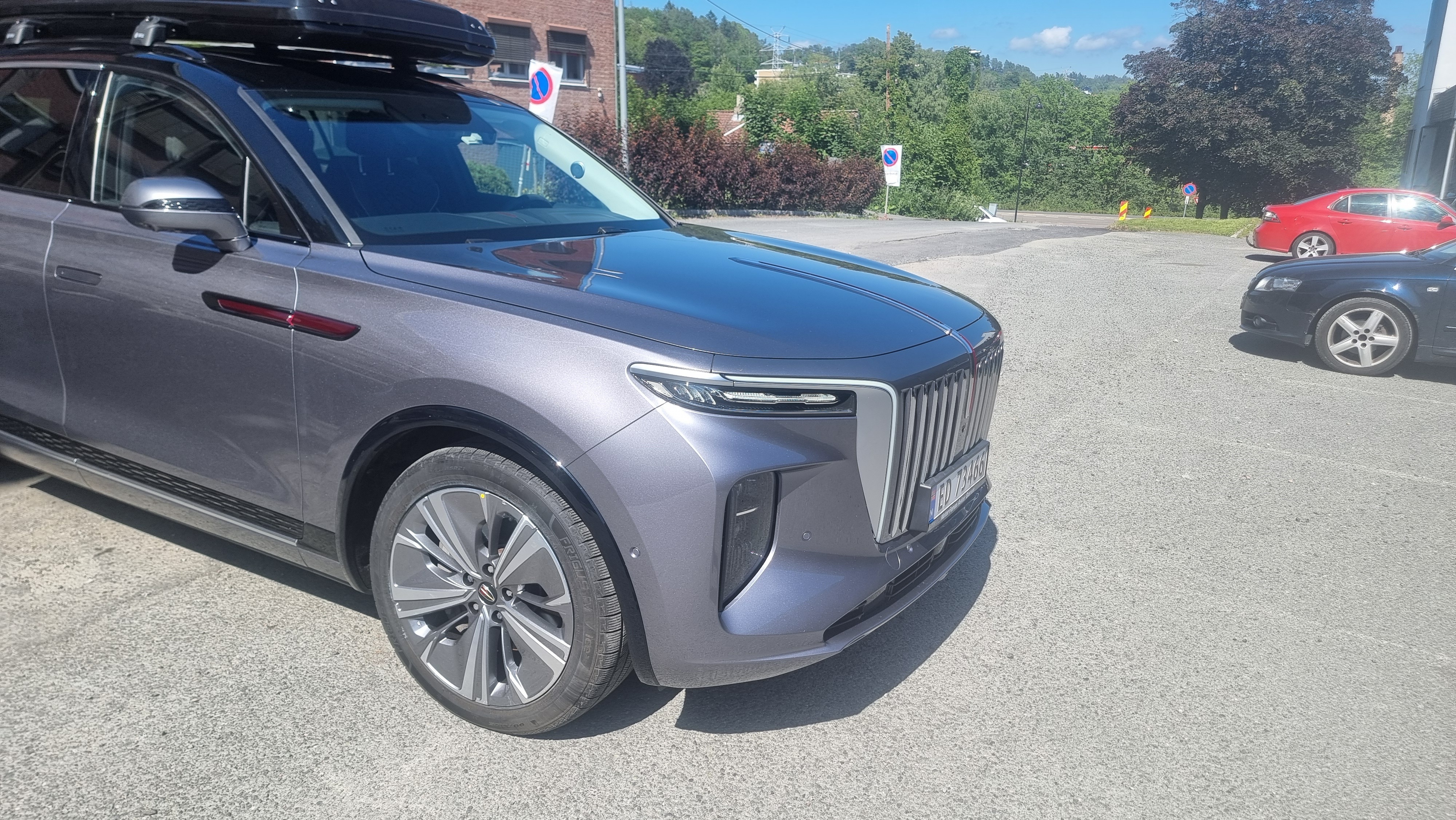 Grå Hongqi E-HS9 fra 2022
