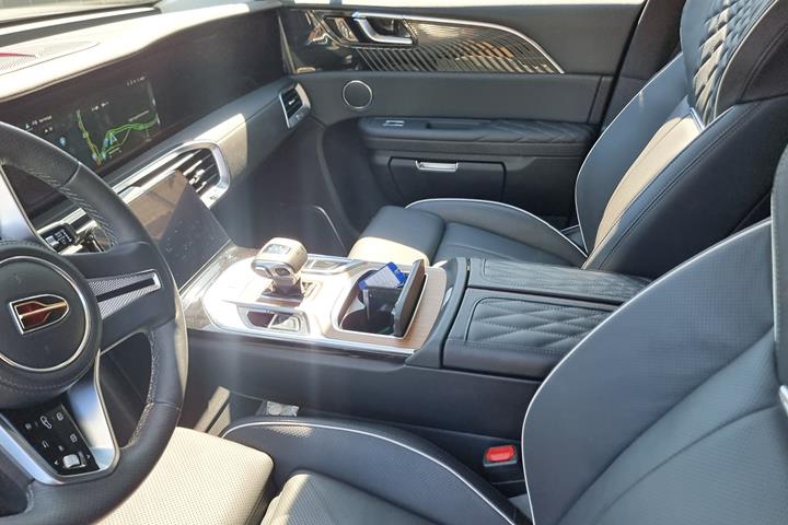 Grå Hongqi E-HS9 fra 2022
