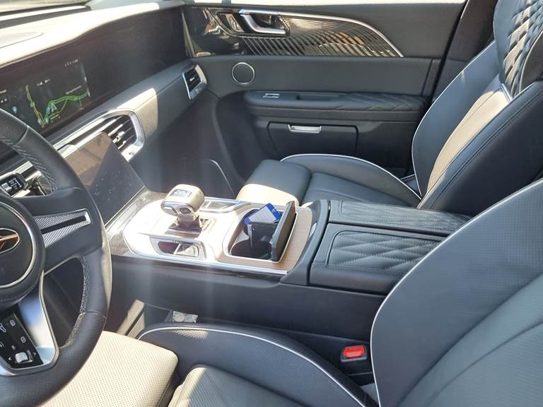 Hongqi E-HS9 Exclusive