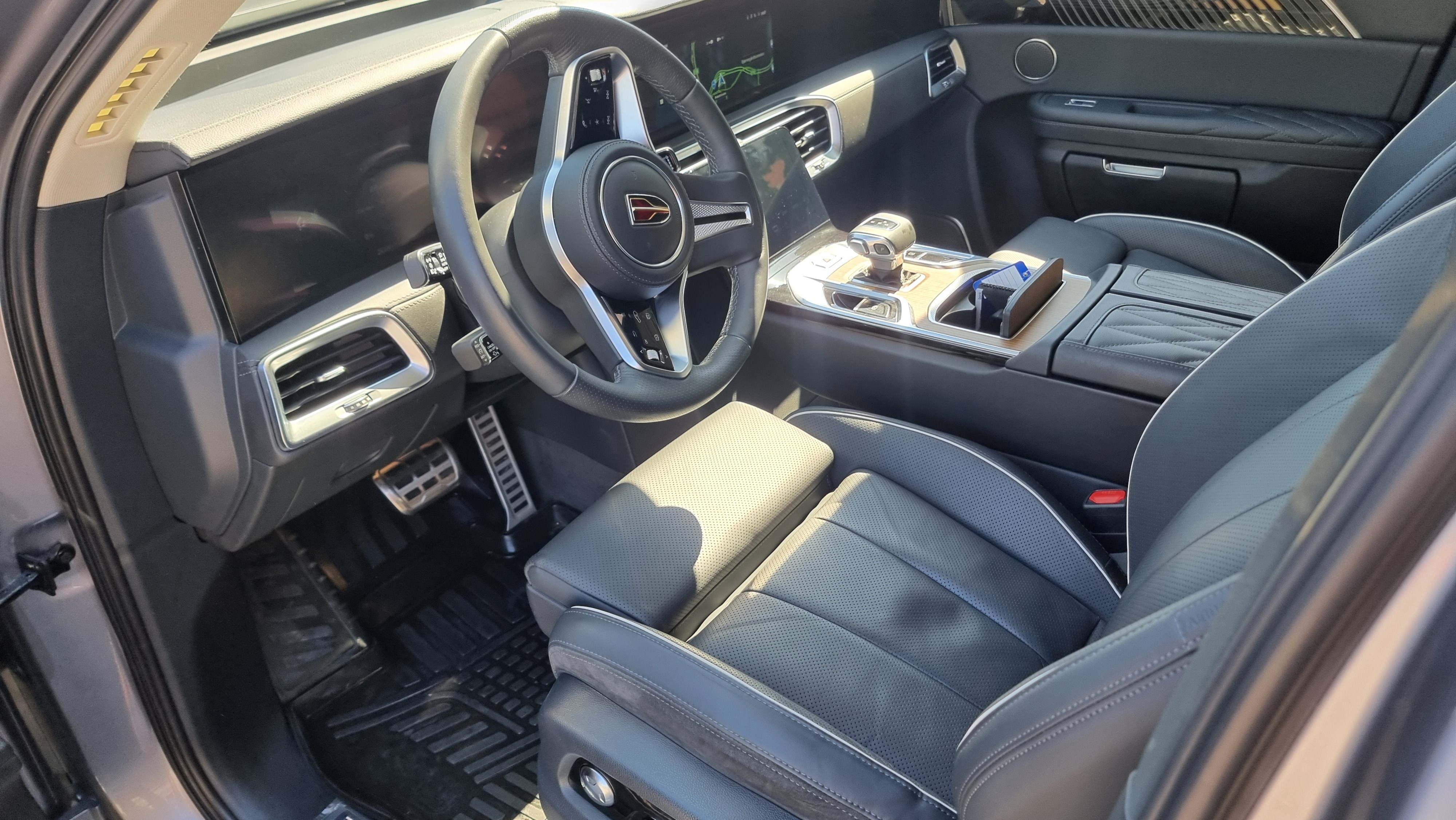 Grå Hongqi E-HS9 fra 2022