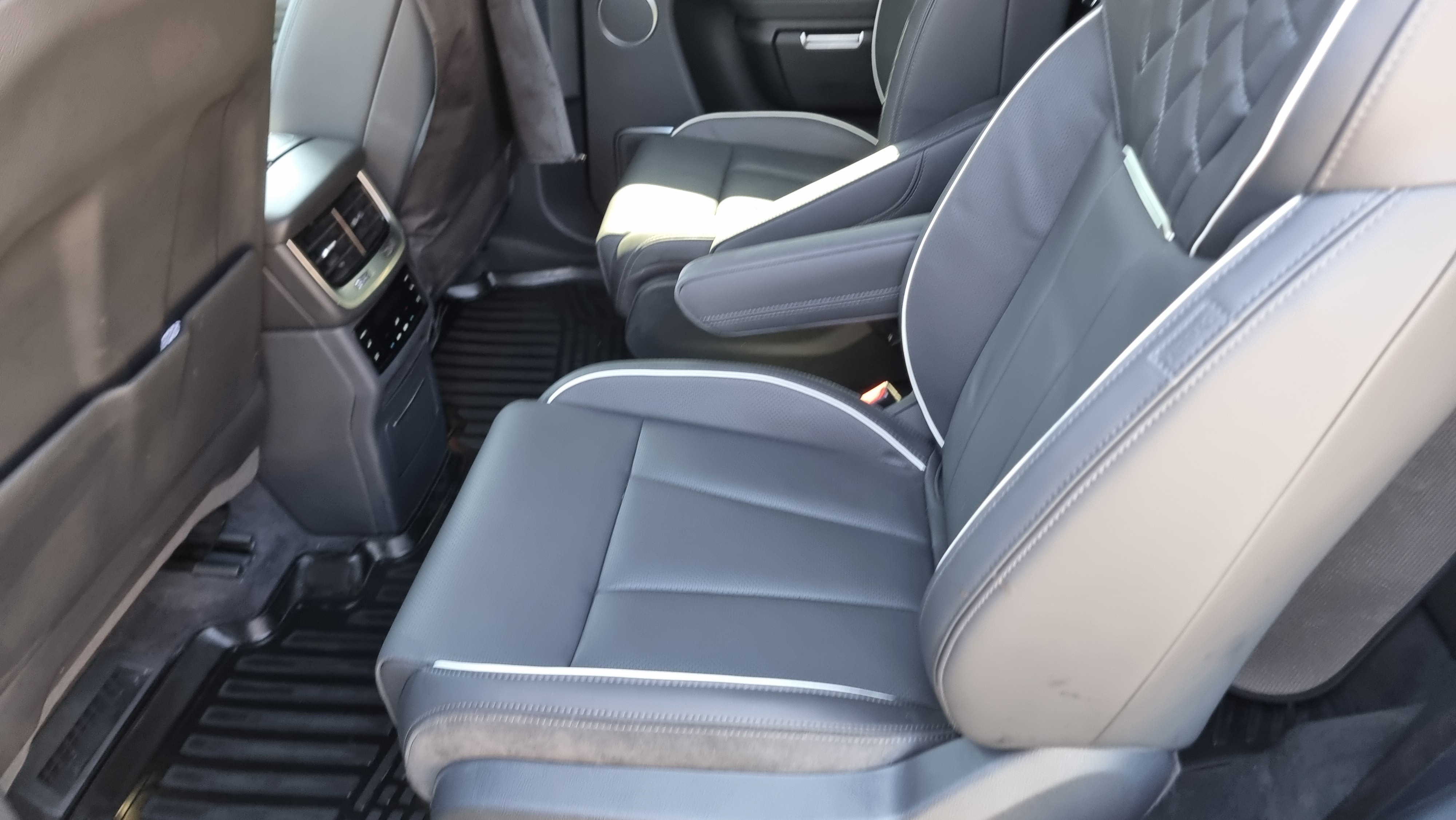 Grå Hongqi E-HS9 fra 2022