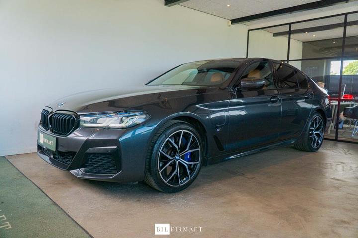 Grå BMW 545e fra 2021 set udefra