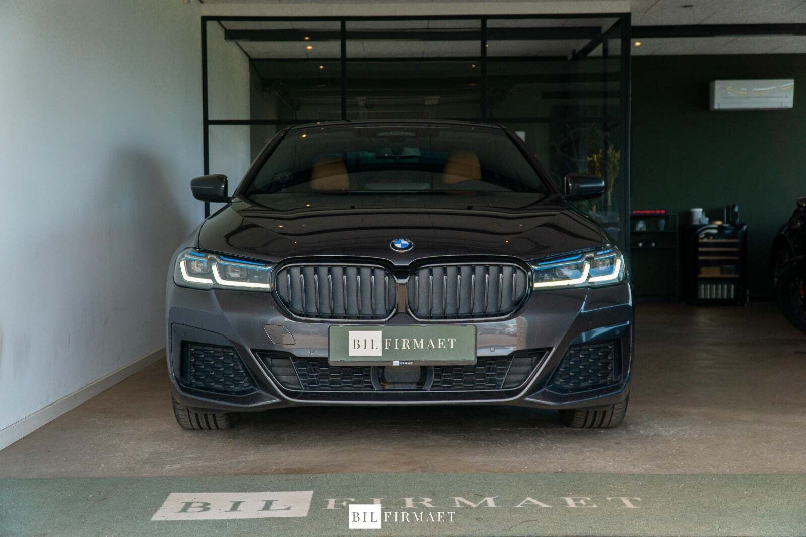 Grå BMW 545e fra 2021 set udefra