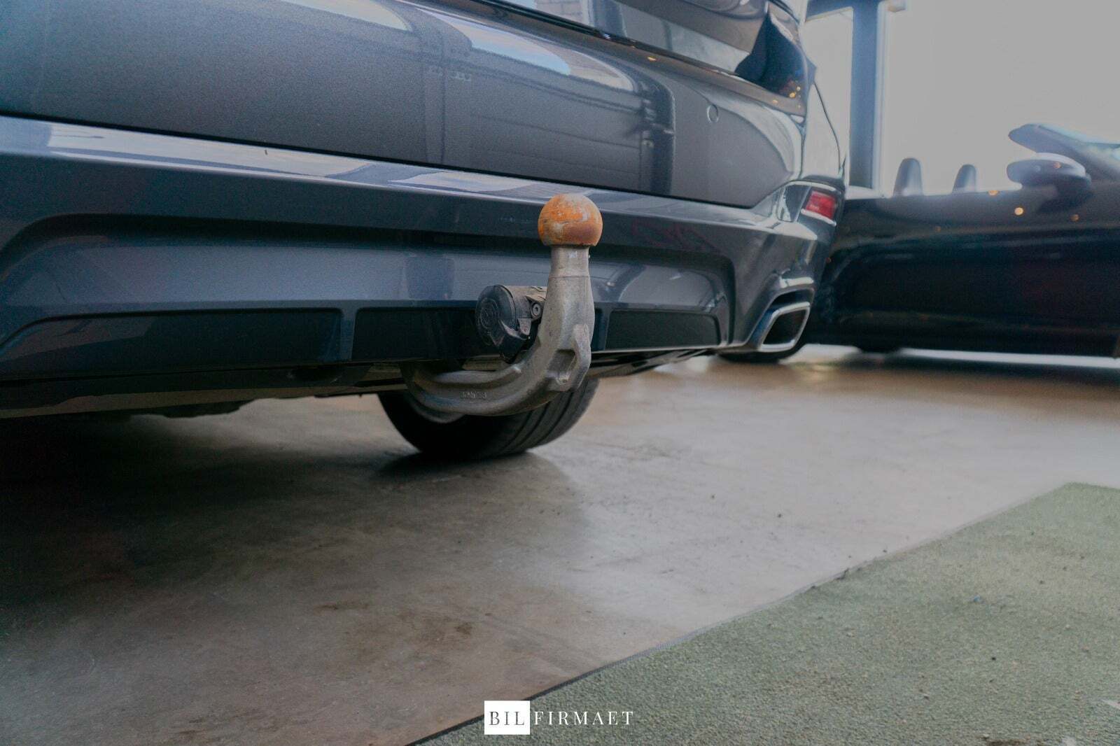 Grå BMW 545e fra 2021 set udefra