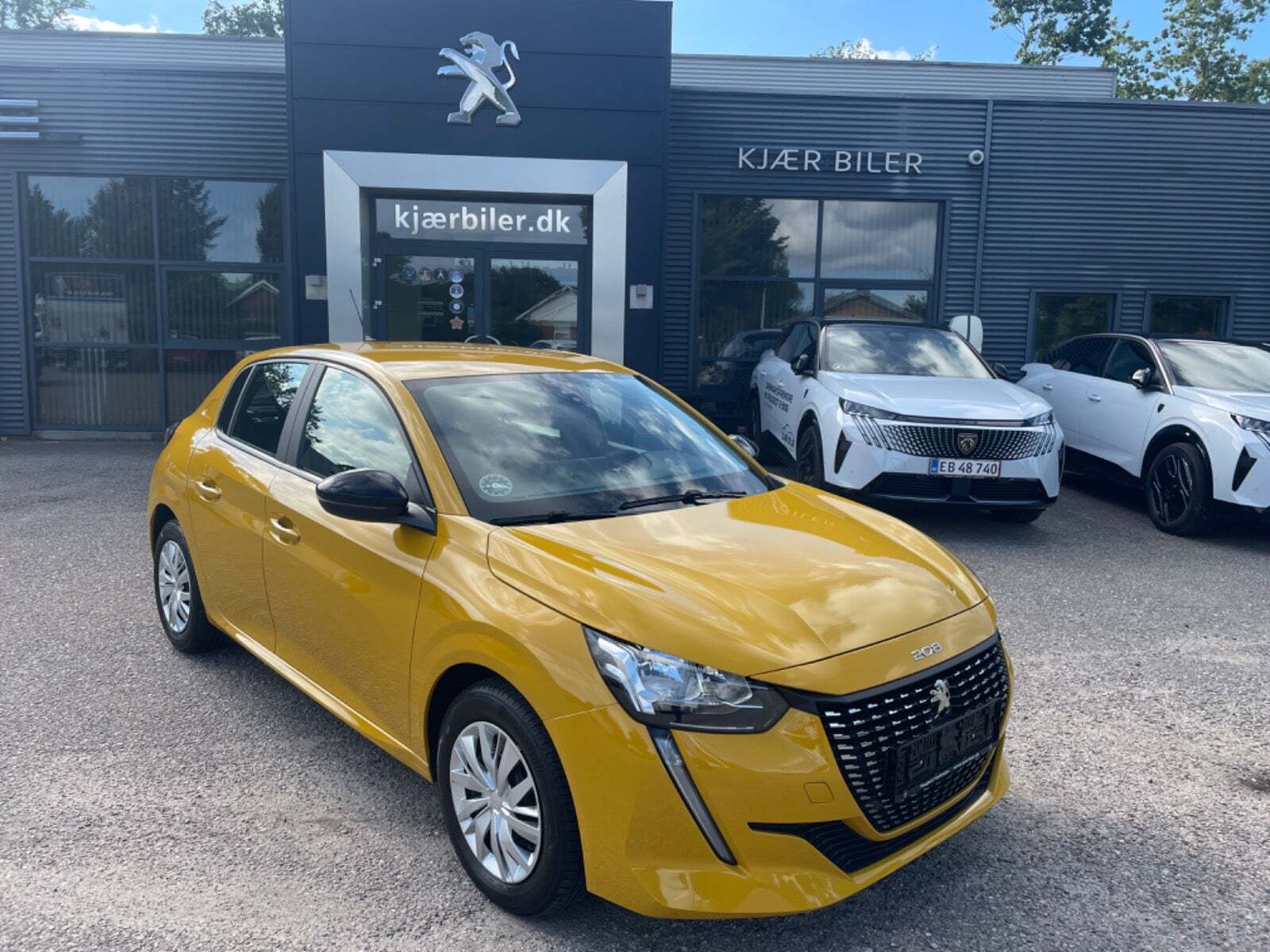 Gul Peugeot 208 fra 2022 set udefra