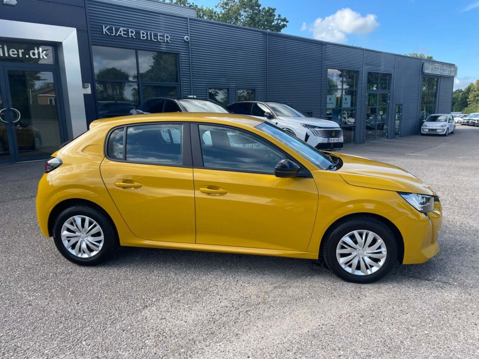 Gul Peugeot 208 fra 2022