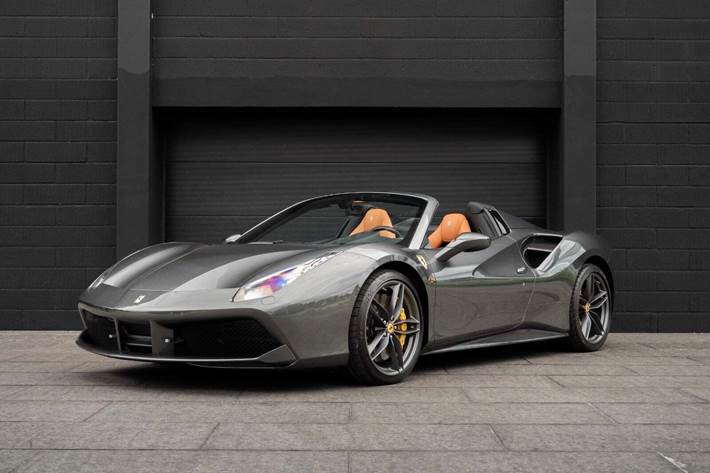 Grå Ferrari 488 Spider fra 2017 set udefra