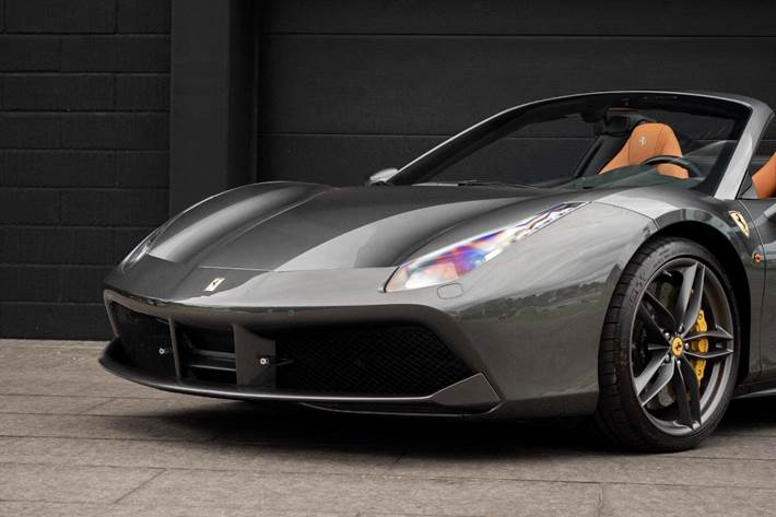 Grå Ferrari 488 Spider fra 2017 set udefra