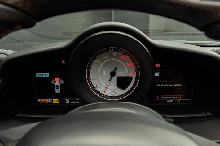 Grå Ferrari 488 Spider fra 2017 set indefra