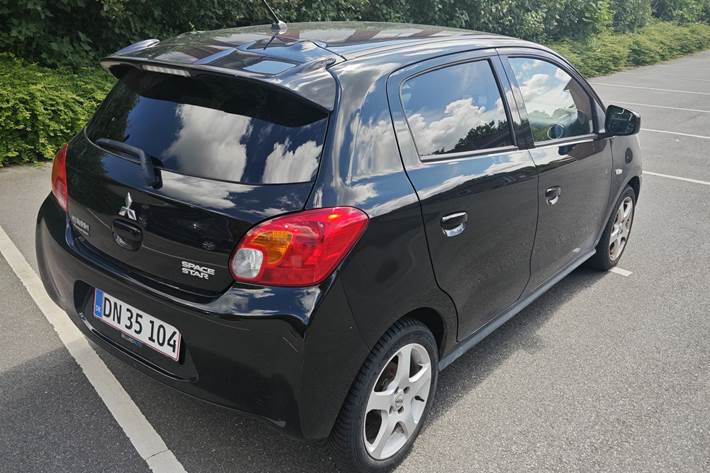 Sort Mitsubishi Space Star fra 2014