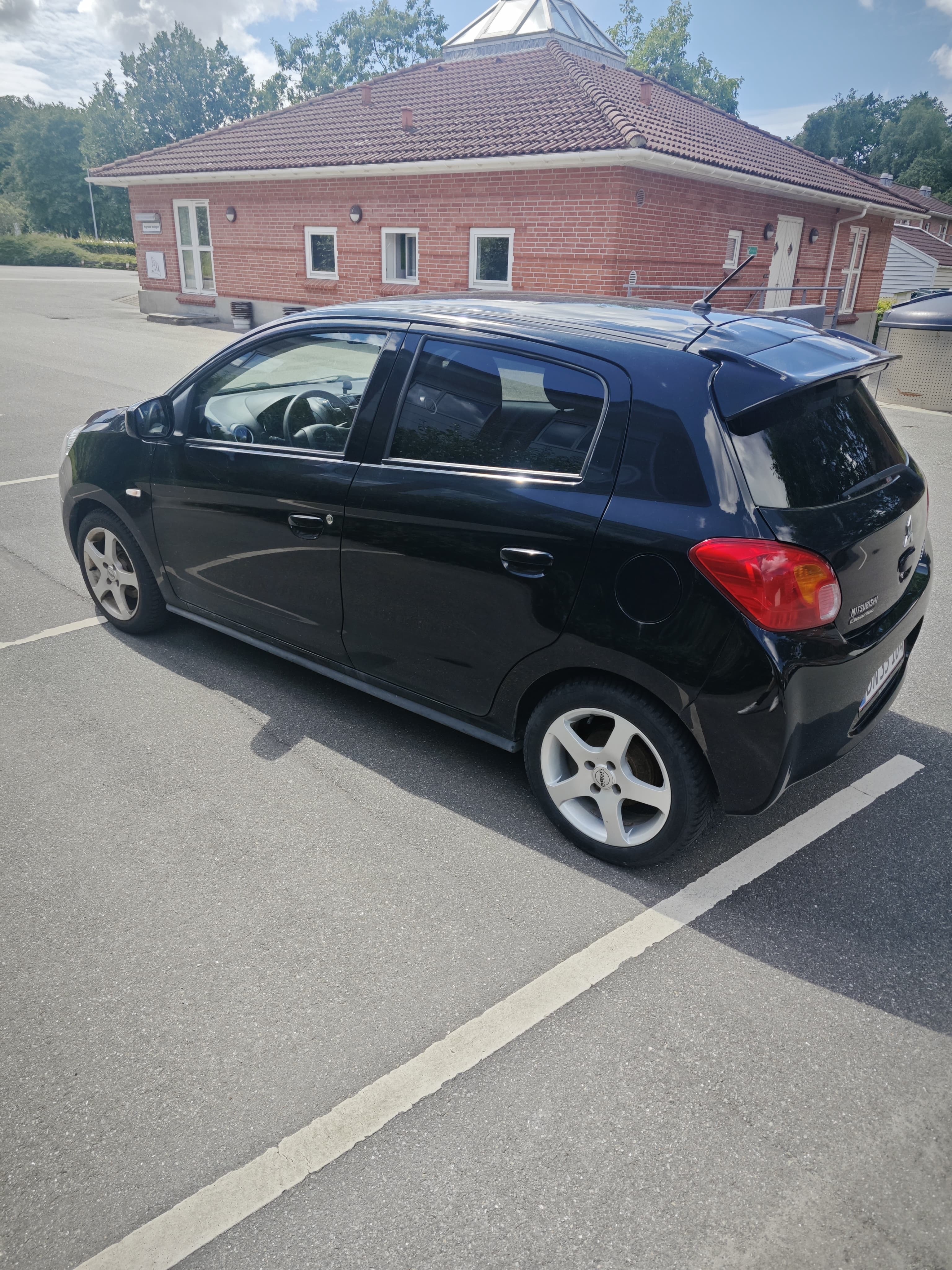 Sort Mitsubishi Space Star fra 2014
