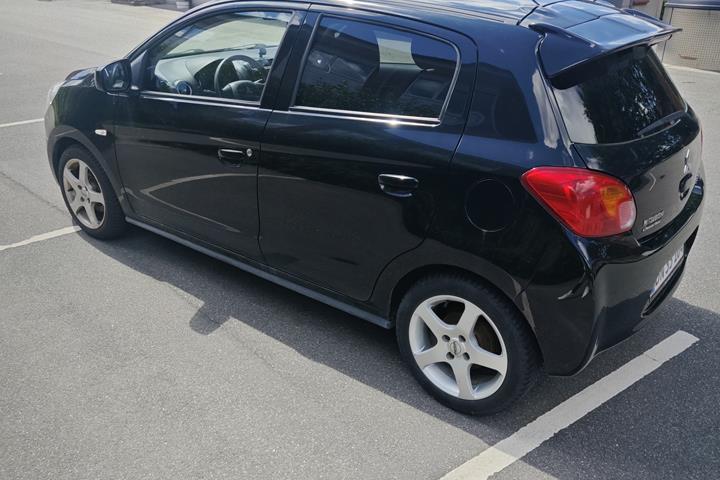 Sort Mitsubishi Space Star fra 2014