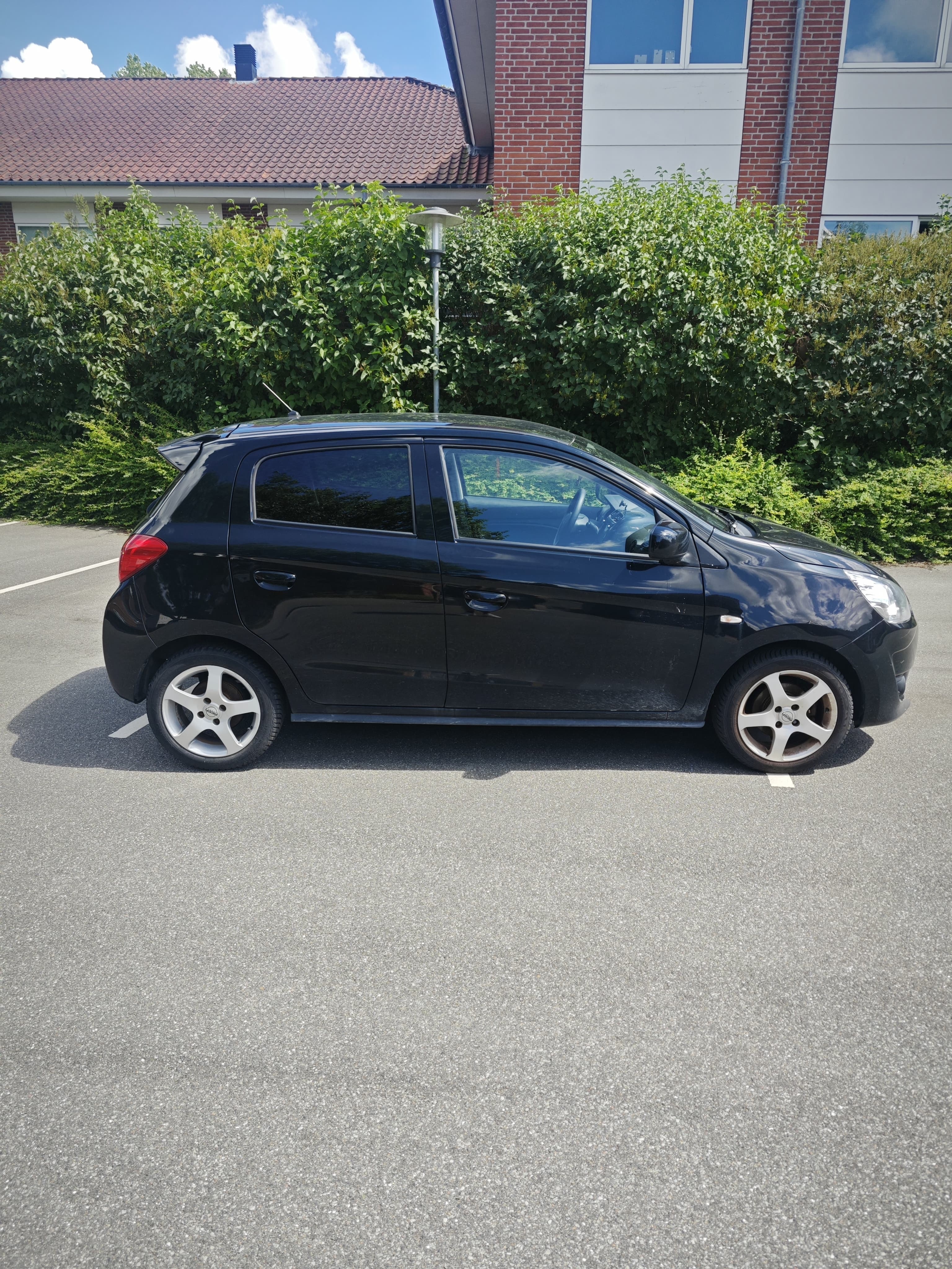 Sort Mitsubishi Space Star fra 2014