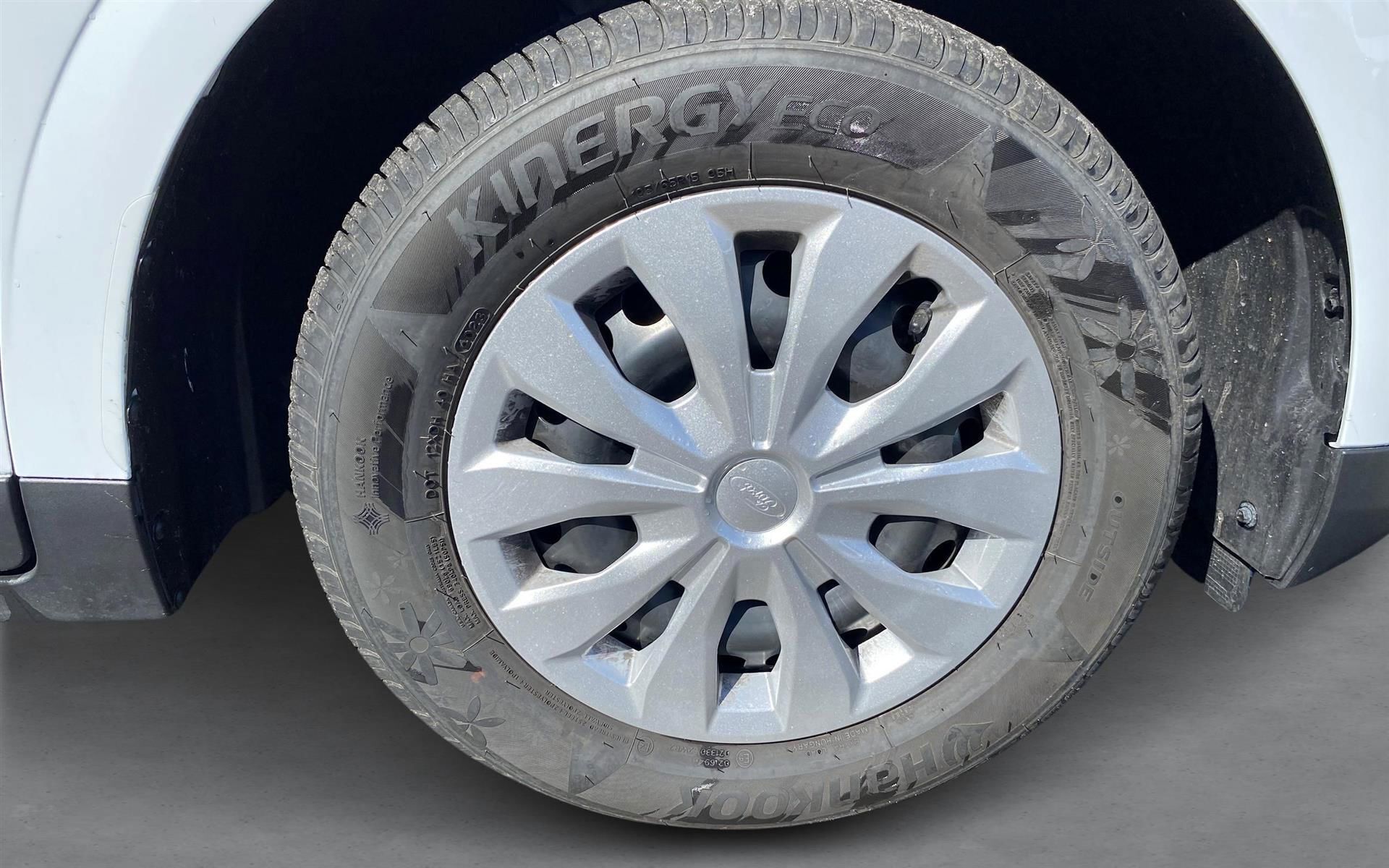 Hvid Ford Transit Courier fra 2024 set udefra