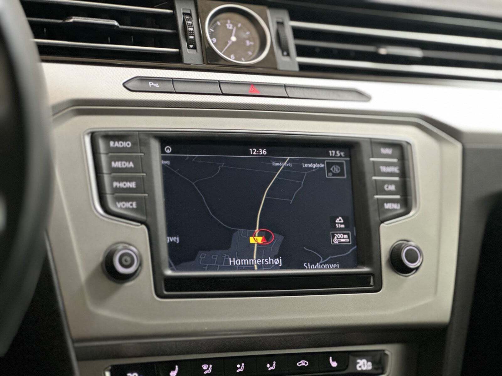 Sølv VW Passat fra 2017