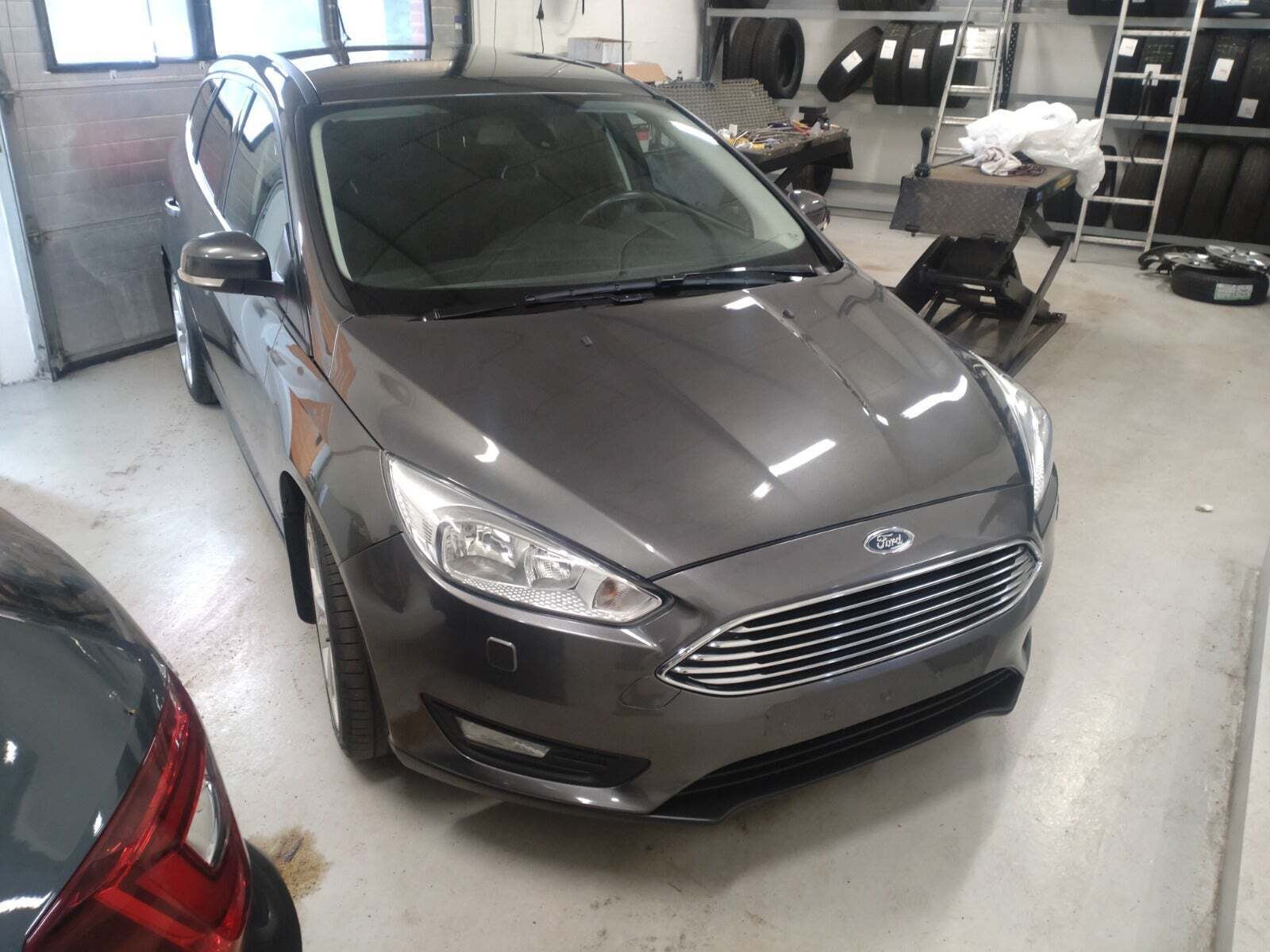 Grå Ford Focus fra 2017