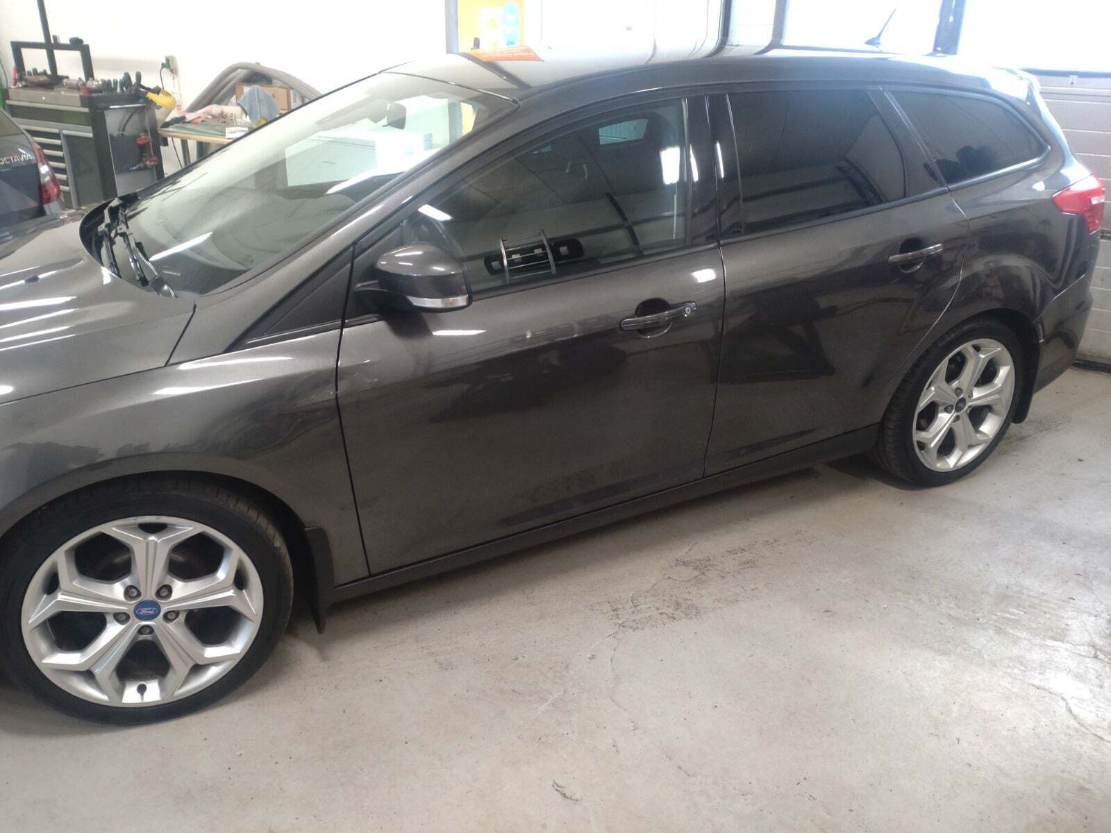 Grå Ford Focus fra 2017