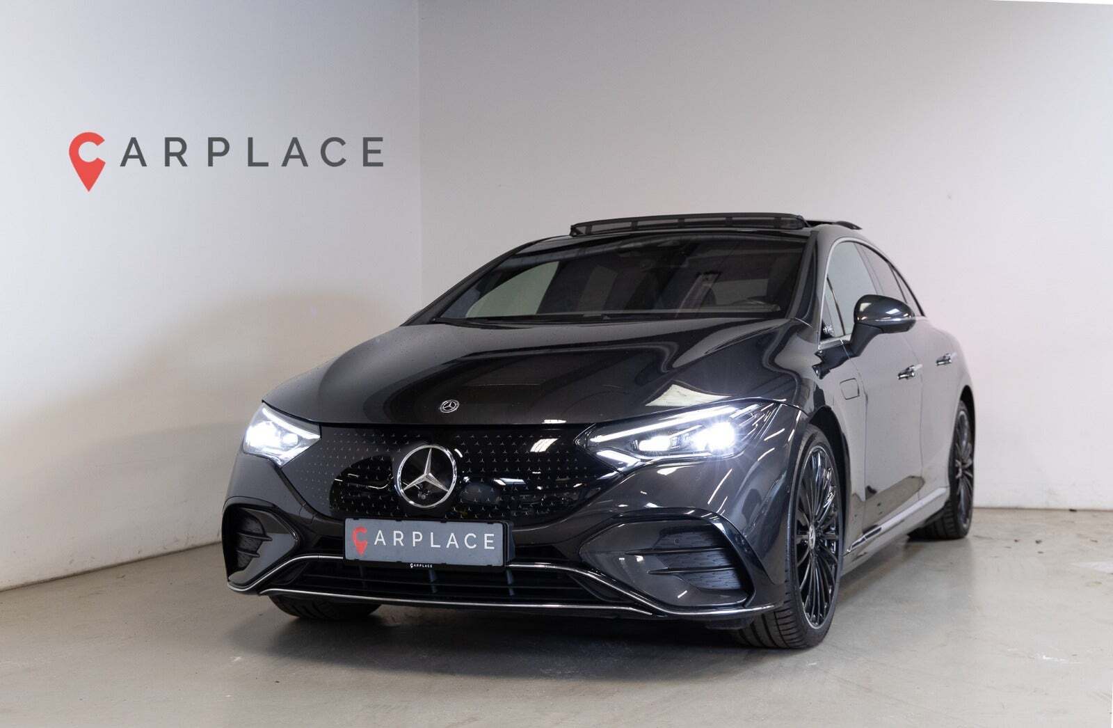 Grå Mercedes EQE350+ fra 2022 set udefra